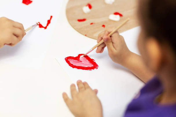 I bambini disegnano cuori rossi e colorati per la festa della mamma o il giorno dei padri o San Valentino. Compleanno - Foto, immagini