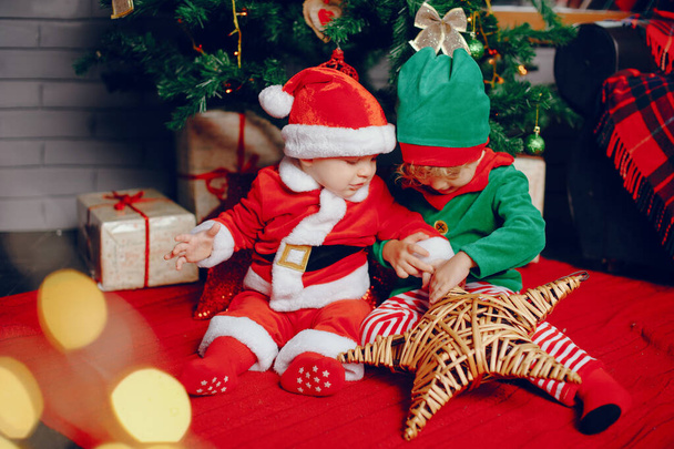 Cutte little brothers at home near christmas decorations - Foto, imagen