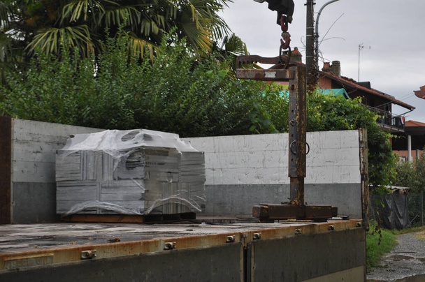 carga ou descarga de ladrilhos de pedra no estaleiro para pavimentação de pavimentos - Foto, Imagem