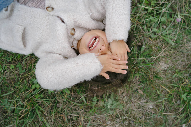 Cute little girl playing in a autumn park - Foto, Imagem