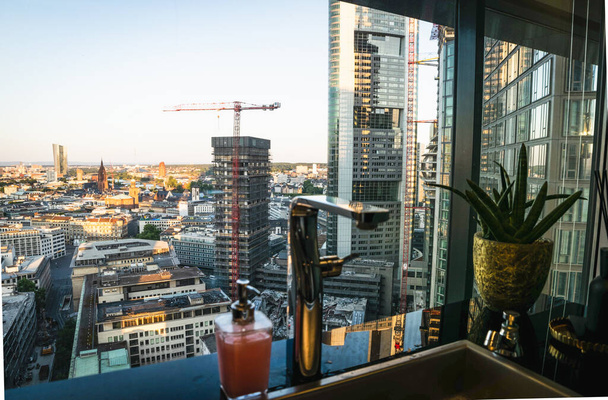 28 Juy, 2020.Frankfurt.Germania. Vista dalla finestra sul centro di Franfurt panorama con edifici immobiliari - Foto, immagini