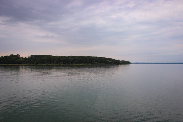 Piękny widok na jezioro Chiemsee w Bawarii, Niemcy - Zdjęcie, obraz