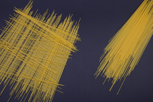 vrchní pohled na surové italské špagety izolované na černé, panoramatické záběry. - Fotografie, Obrázek