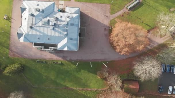 Top Down Mansion Met Green Lawn, Hotel Concept, Luchtfoto - Video