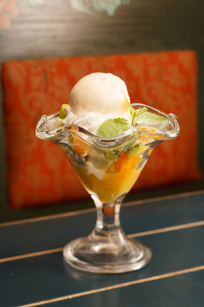 Ice cream with fruits - Photo, Image