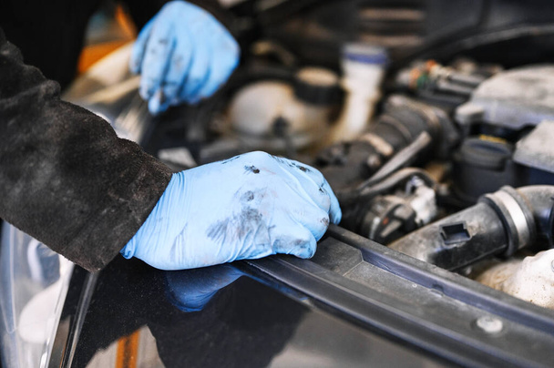 Mechanische werken en repareren van de motor van de auto in de garage van de mechanica. Autodienst. - Foto, afbeelding