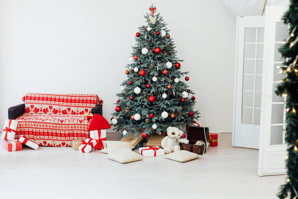 Rotes Dekor Neujahr Interieur Weihnachtsbaum mit Geschenken - Foto, Bild