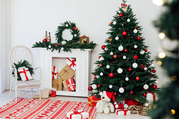 όμορφο χριστουγεννιάτικο δέντρο εσωτερικό με δώρα το νέο έτος διακόσμηση Δεκέμβριος - Φωτογραφία, εικόνα