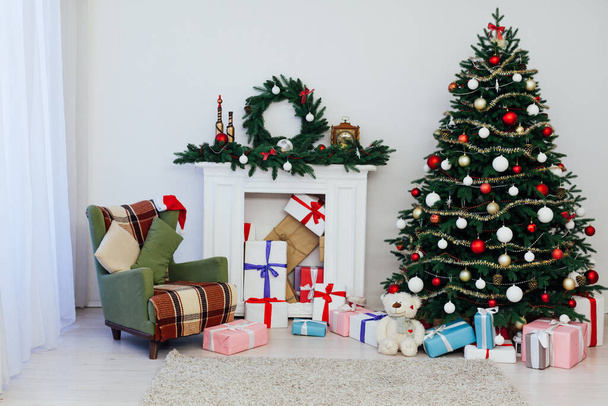 beautiful Christmas Christmas tree interior with gifts new year decor December - Foto, afbeelding
