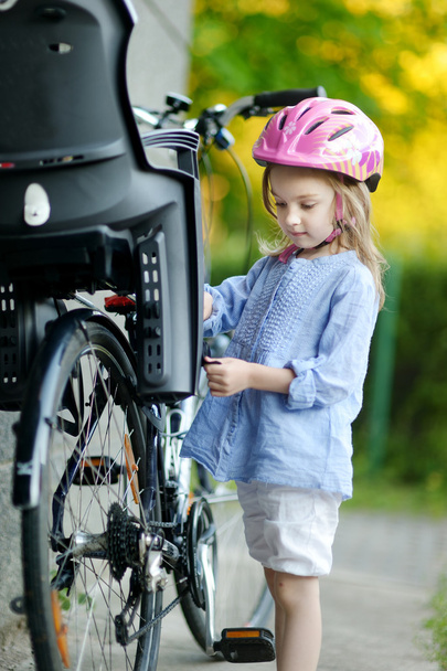 Little girl ready to ride a bicycle - Φωτογραφία, εικόνα