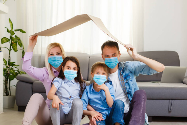 famille dans les masques médicaux pendant l'épidémie de maladie. - Photo, image