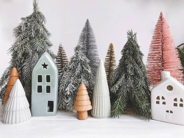 Noel sahnesi, ağaçlar ve beyaz kırsal arka planda evler. Mutlu Noeller ve mutlu Noeller! Minyatür Noel ağaçları ve farklı evler. - Fotoğraf, Görsel