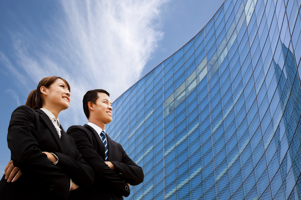 Business team standing together in front of modern building - Foto, Imagem