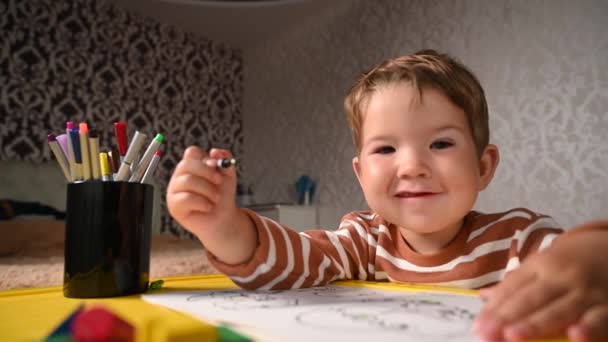 dziecko maluje kolorowanki. Rozwój dziecka do kreatywności - Materiał filmowy, wideo