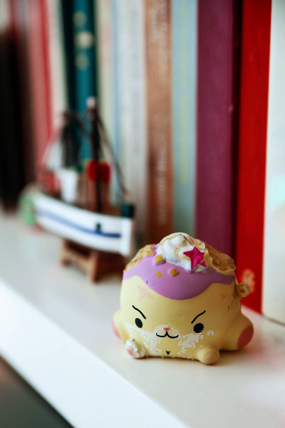 Malá hračka - loutka s rozzlobeným obličejem, detail - Fotografie, Obrázek