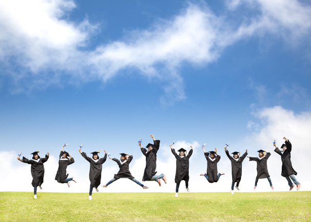 Estudiantes universitarios celebran graduación y salto feliz
 - Foto, Imagen
