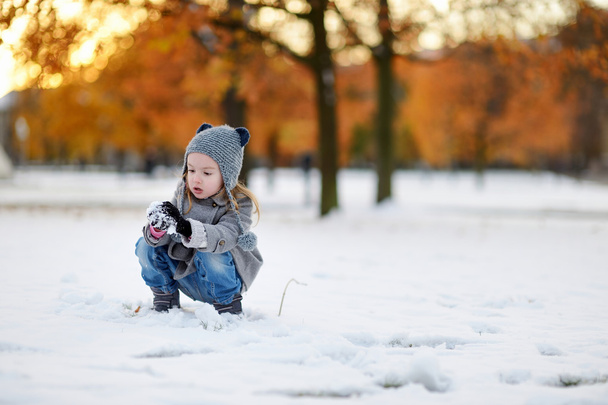 Little girl having fun on winter day - Foto, afbeelding