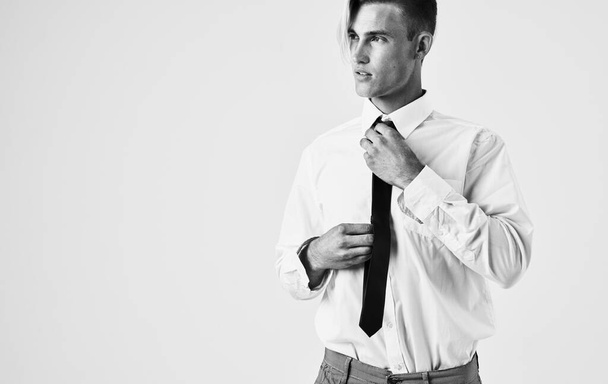 Retrato de un joven con camisa y corbata sobre fondo claro Traje de caballero - Foto, Imagen
