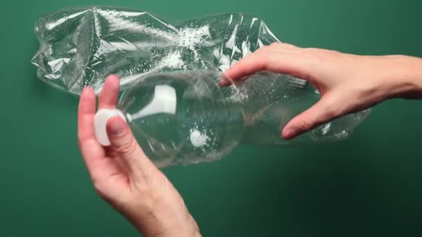 POV женские руки раздавливают пластиковую бутылку для переработки - Кадры, видео