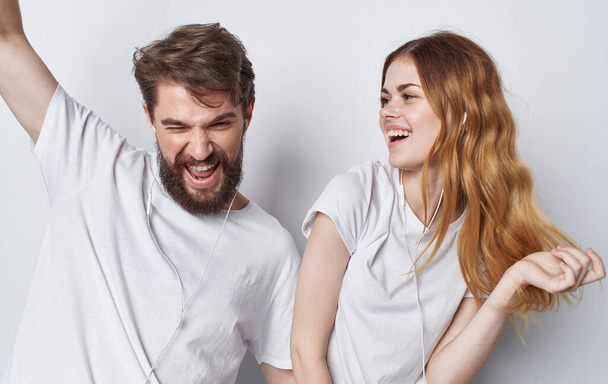 giovane coppia in bianco t-shirt e jeans divertente stile di vita isolato sfondo - Foto, immagini