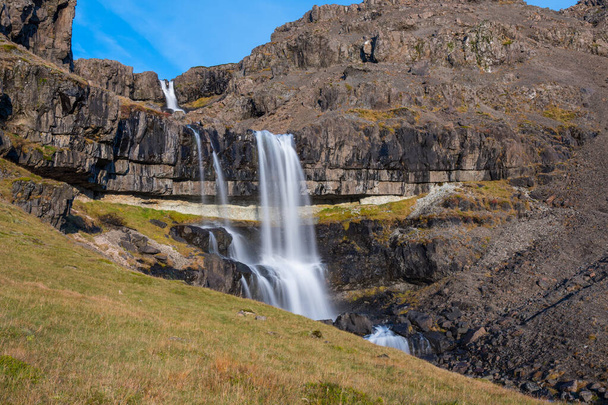 Güney İzlanda Hornafjordur 'da Şelale Migandisfoss - Fotoğraf, Görsel