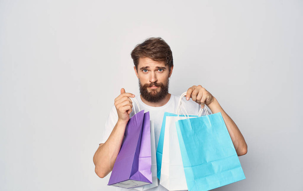 Homme barbu avec des paquets dans les mains recadré fond isolé Shopping - Photo, image