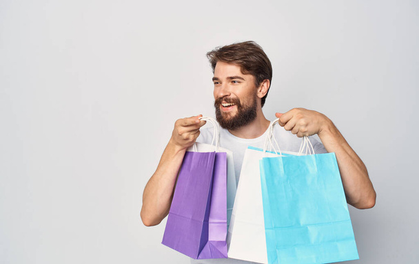 Homme barbu avec des paquets dans les mains recadré fond isolé Shopping - Photo, image