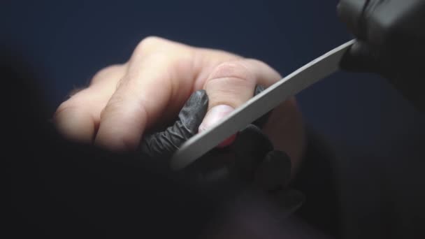 Maniküre macht man Nägel mit einem Schmirgelbrett - Sägen der freien Kante des Nagels - Filmmaterial, Video