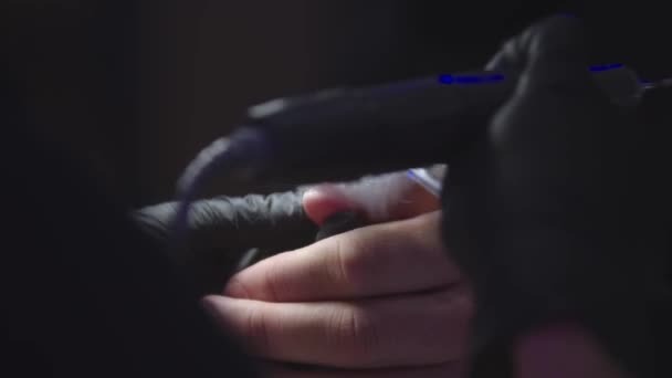 Manikűrös csinál manikűrösök körmök - kefe le a köröm por - Felvétel, videó
