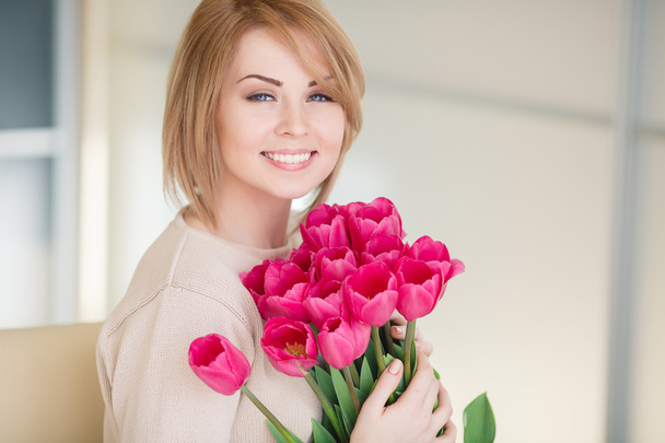 Bright pink flowers in girl's hands. - Foto, immagini