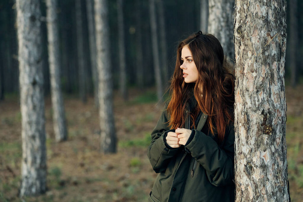kobieta w lesie w pobliżu drzewa na zewnątrz chodzić boczny widok - Zdjęcie, obraz