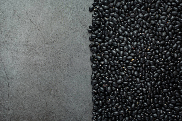 schwarze Bohnen und blanker Zementhintergrund - Foto, Bild