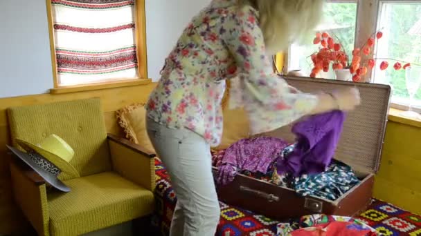 kobieta walizkę pełną tkaniny - Materiał filmowy, wideo
