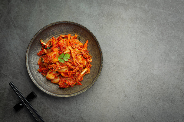 kimchi ready to eat in black plate - Zdjęcie, obraz