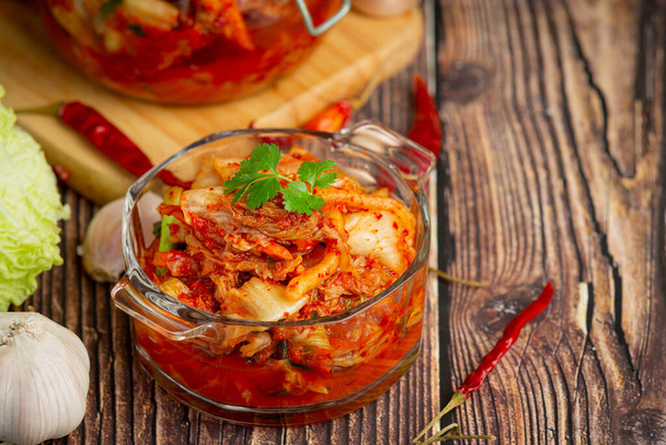 kimchi pronti da mangiare in ciotola - Foto, immagini