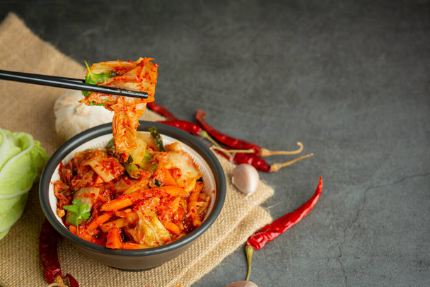 kimchi listo para comer en tazón - Foto, imagen