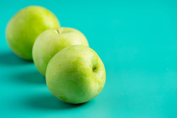 manzanas verdes frescas puestas sobre fondo verde claro - Foto, Imagen