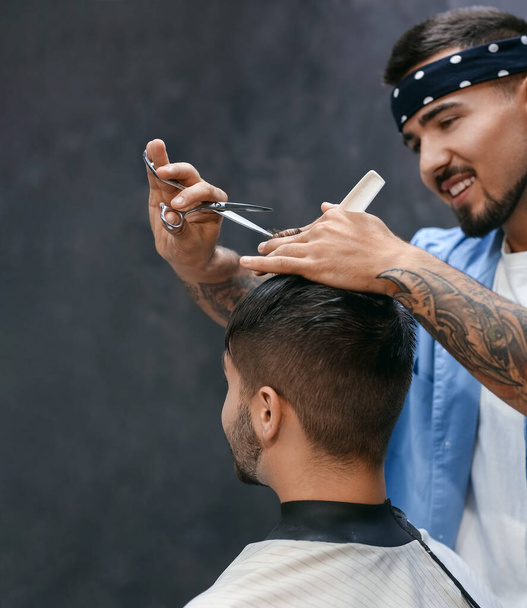 Ammattimainen kampaaja työskentelee asiakkaan kanssa parturissa - Valokuva, kuva