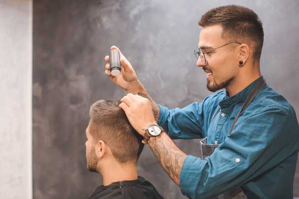 Професійний перукар, що працює з клієнтом у перукарні
 - Фото, зображення