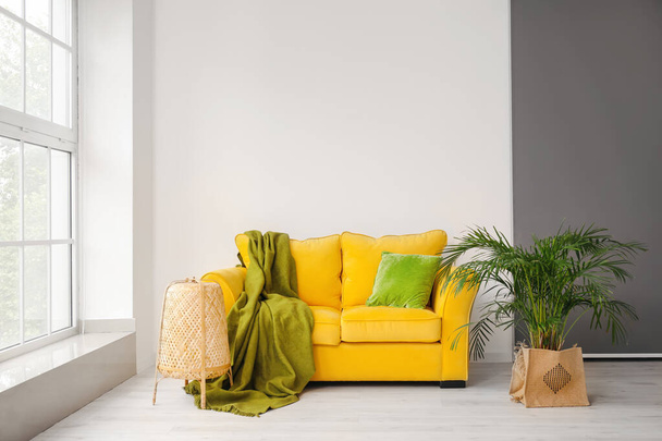 stilvolles Interieur des Zimmers mit gemütlichem Sofa - Foto, Bild