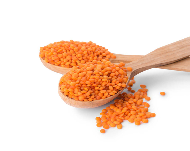 Colheres com lentilhas vermelhas no fundo branco - Foto, Imagem