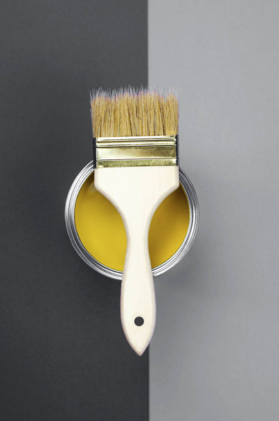 Boîtes de peinture avec un pinceau sur un fond dans une combinaison de couleurs tendance. Les couleurs tendance de 2021 sont le jaune et le gris. Combinaisons de couleurs tendance de 2021. - Photo, image