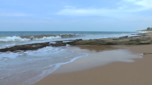 Olas del océano y hermosa playa, Sri Lanka
. - Metraje, vídeo