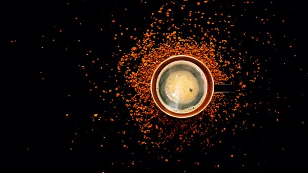 Tasse frischen Kaffee gesehen rotierend mit Kaffeebohnen Power On Top View. Heiße Tasse Cappuccino-Kaffeetrinken. - Filmmaterial, Video