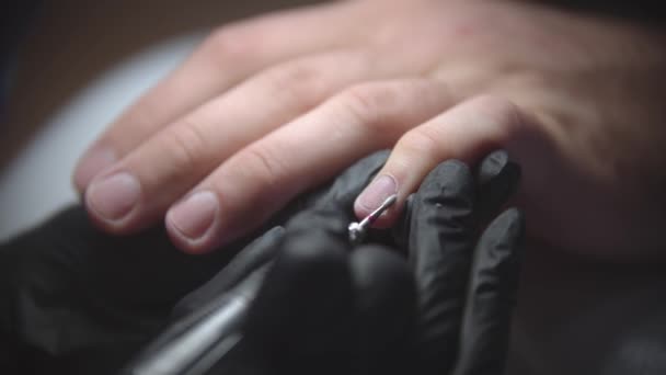 Männliche Hardware-Maniküre - der Nagelmeister mit einem kleinen Bohrer zur Reinigung der Nagelhaut - Filmmaterial, Video