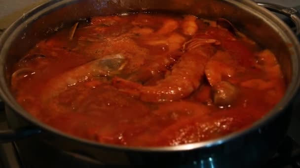 приготування рибного супу з морепродуктами
 - Кадри, відео