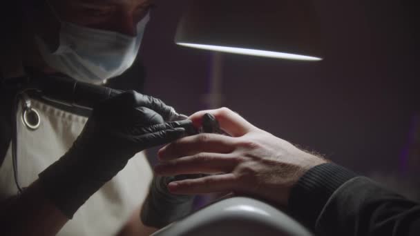 La manicura masculina de hardware - el maestro de uñas que prepara el clavo usando un dispositivo de taladro - Imágenes, Vídeo