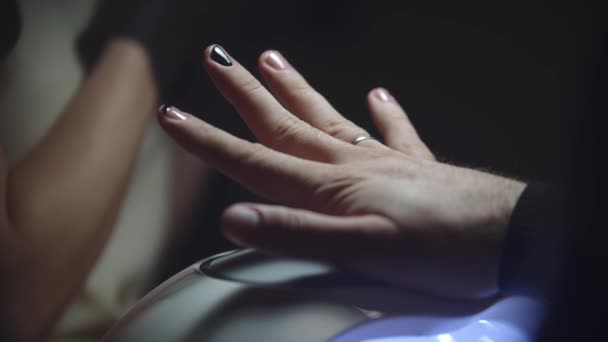 Mężczyzna manicure - klient robi minimalistyczny czarny design na sesji - Materiał filmowy, wideo