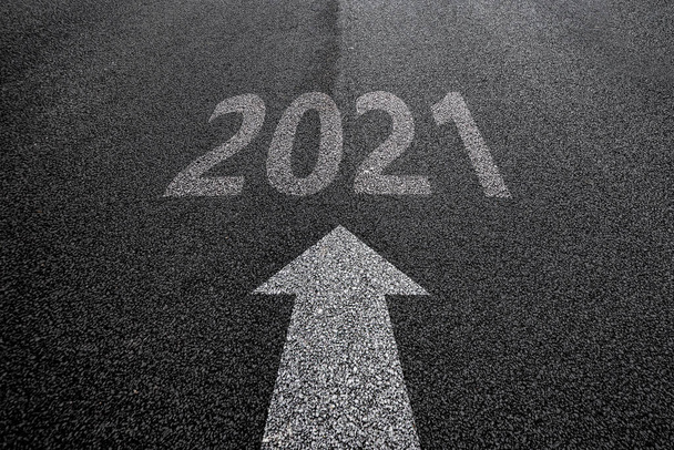 freccia in avanti e l'anno 2021 su asfalto come sfondo, nuovo anno - Foto, immagini