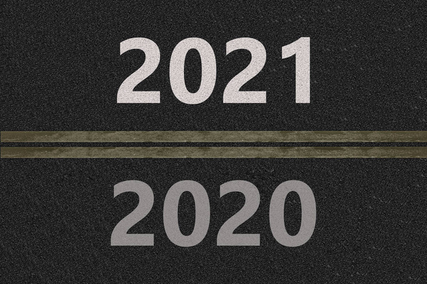2021 e 2020 superato la linea di demarcazione su asfalto come sfondo, nuovo anno - Foto, immagini